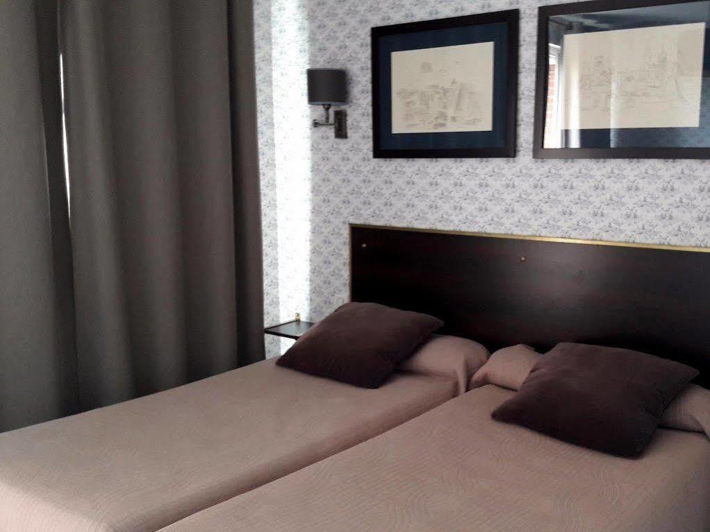 Logis Terrasse Hotel Lisieux Luaran gambar